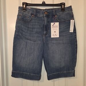Gloria Vanderbilt: Clasdic Rise Blue Denim Bermuda Shorts.  Size 10P.